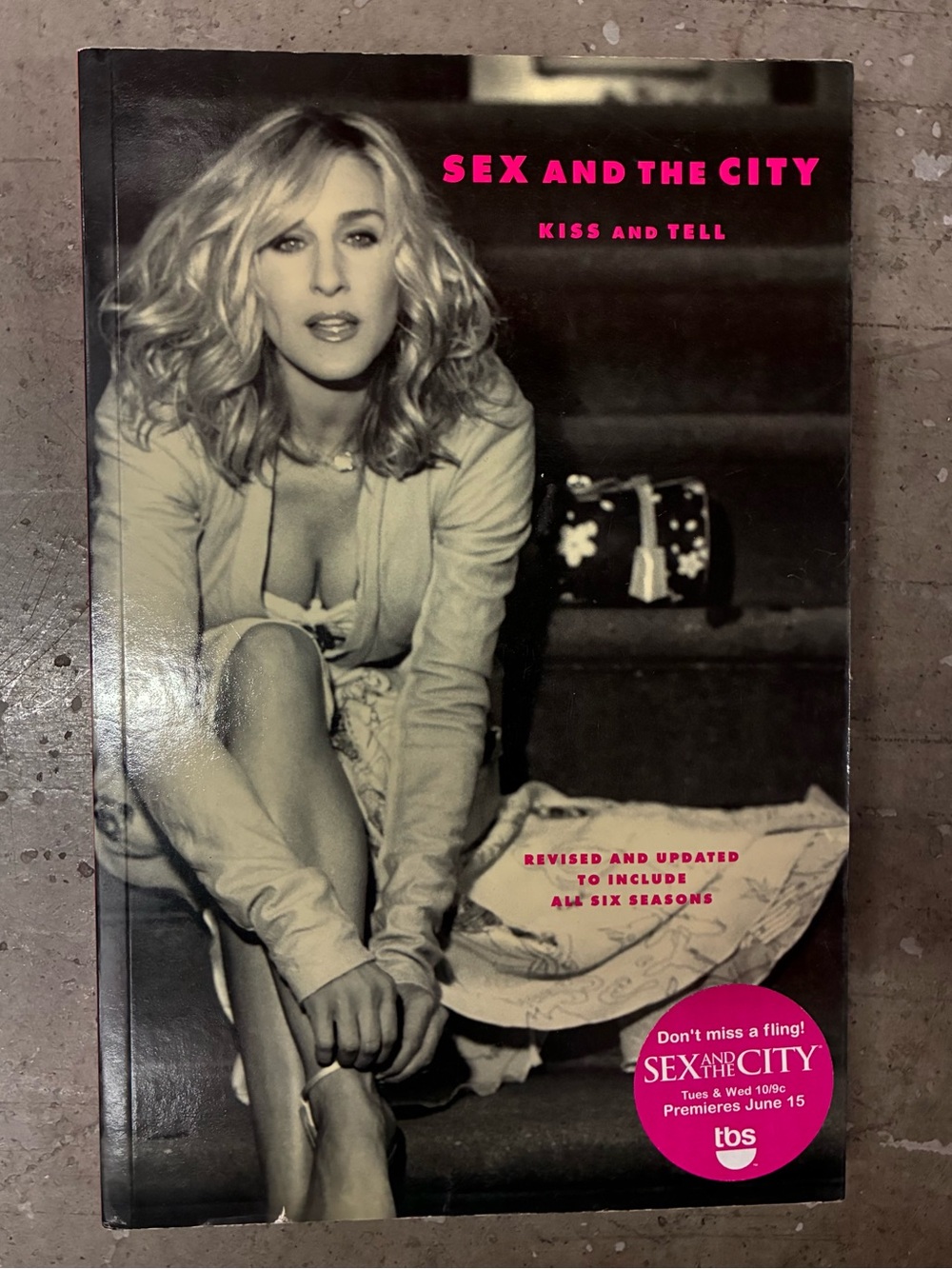 Sex and the City: Kiss and Tell —Paperback Book